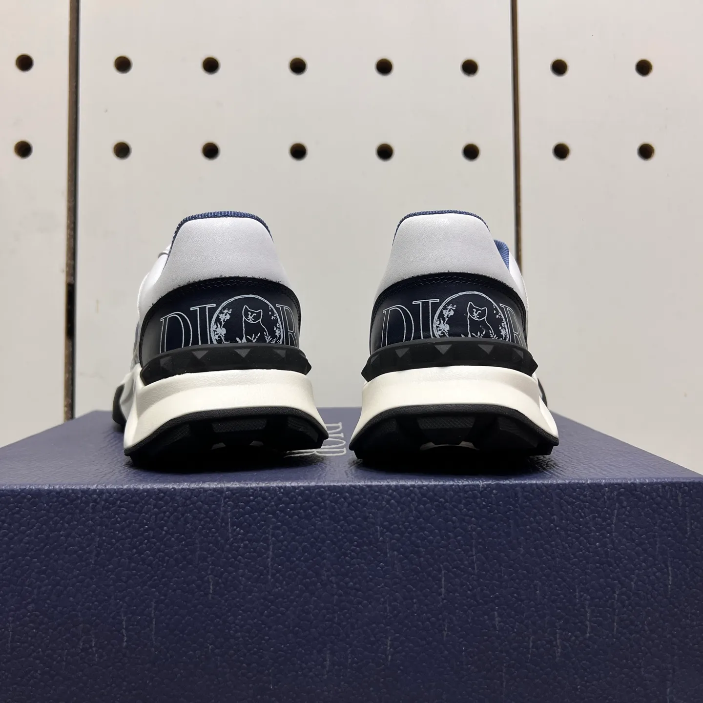 Factory price: 438💰Dior original quality.~ Unique modern style sneakers. 🏃A must-have casual shoe for trendy men😍😍 Imported cowhide fabric, sheepskin foot pads (refuse to discolor and grind feet) soles: Original soles specially provided by the original factory, French lazy style design ⚠️Fit to the feet, original quality, super comfortable original soles. Just like shooting the real thing 🎬The real thing is better, high-quality sneakers, size: 38-44 (45 and 46 can be customized)